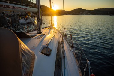 Vis, Hırvatistan - 31,03.2021: Hırvatistan 'da gün batımında marinada lüks bir yat