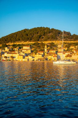 Vis, Hırvatistan - 31,03,2021: Turist bulunmayan Akdeniz kenti Vis 'in sularından manzara. Yachtind istikameti, Vis Adası, Hırvatistan