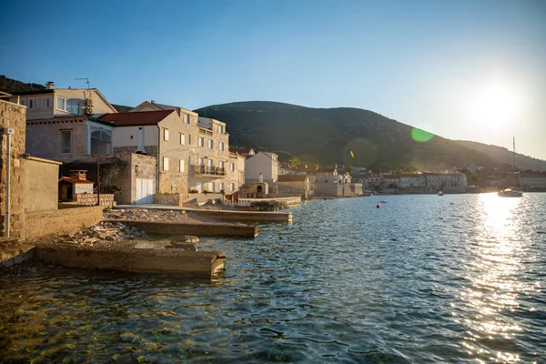 Blick vom Wasser auf die Mittelmeerstadt Vis ohne Touristen. Yachtind Destination, Insel Vis, Kroatien — Stockfoto