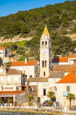 Vis, Hırvatistan - 31,03.2021: Turist olmayan Akdeniz kenti Vis. Yachtind istikameti, Vis Adası, Hırvatistan