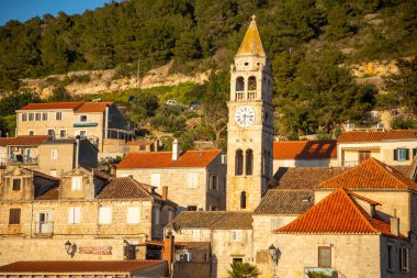 Vis, Hırvatistan - 31,03,2021: Turist bulunmayan Akdeniz kenti Vis 'in sularından manzara. Yachtind istikameti, Vis Adası, Hırvatistan