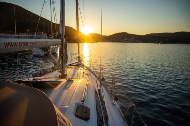 Vis, Hırvatistan - 31,03.2021: Hırvatistan 'da gün batımında marinada lüks bir yat