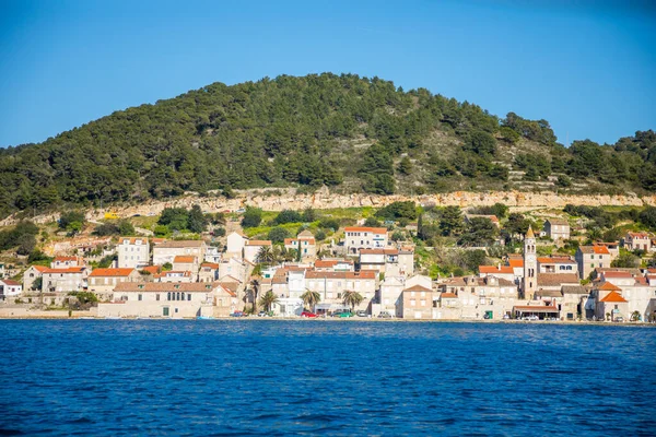 Blick vom Wasser auf die Mittelmeerstadt Vis ohne Touristen. Yachtind Destination, Insel Vis, Kroatien — Stockfoto