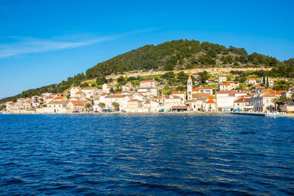 Vis, Croacia - 31.03.2021: Vista desde el agua de la ciudad mediterránea Vis sin turistas. Yachtind destino, isla Vis, Croacia — Foto de Stock