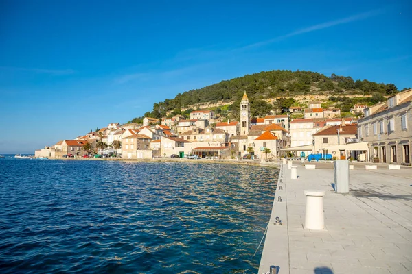 Vis, Kroatië - 31.03.2021: Uitzicht vanaf het water van de mediterrane stad Vis zonder toeristen. Jachtbestemming, eiland Vis, Kroatië — Stockfoto