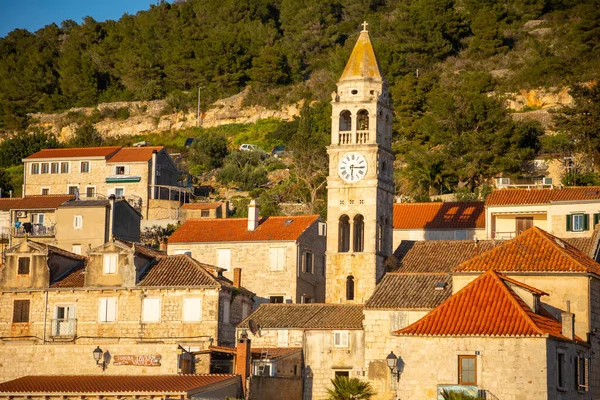 Vis, Hırvatistan - 31,03,2021: Turist bulunmayan Akdeniz kenti Vis 'in sularından manzara. Yachtind istikameti, Vis Adası, Hırvatistan