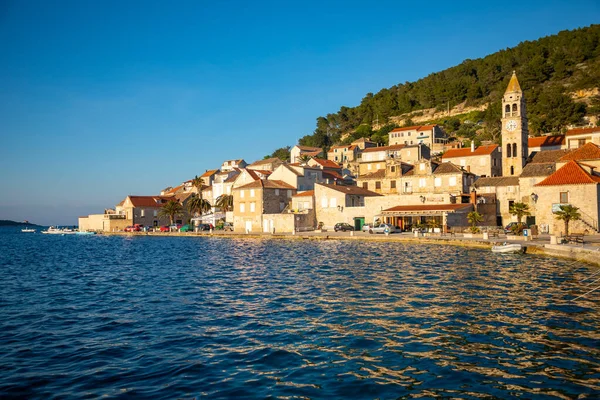 Vis, Chorwacja - 31.03.2021: Widok z wody śródziemnomorskiego miasta Vis bez turystów. Jachtind destination, wyspa Vis, Chorwacja — Zdjęcie stockowe