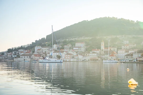 Vis, Kroatië - 31.03.2021: Uitzicht vanaf het water van de mediterrane stad Vis zonder toeristen bij zonsopgang. Jachtbestemming, eiland Vis, Kroatië — Stockfoto