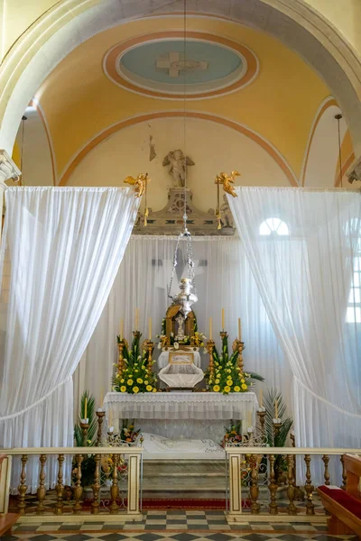 Milna, Croacia - 1.04.2021: Interior de la iglesia histórica de Milna en la isla de Brac, Dalmacia, Croacia —  Fotos de Stock