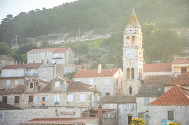 Vis, Hırvatistan - 31,03.2021: Gündoğumunda turist bulunmayan Akdeniz kenti Vis 'in sularından manzara. Yachtind istikameti, Vis Adası, Hırvatistan