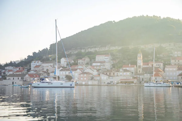 Vis, Kroatië - 31.03.2021: Uitzicht vanaf het water van de mediterrane stad Vis zonder toeristen bij zonsopgang. Jachtbestemming, eiland Vis, Kroatië — Stockfoto