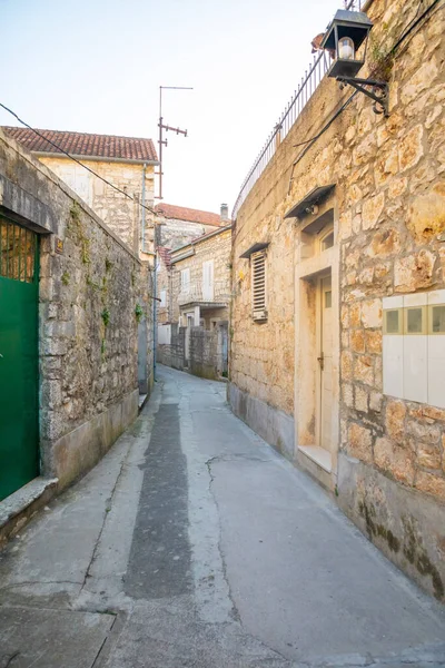 Budovy v Milně na ostrově Brač, ulice bez turistů, Dalmácie, Chorvatsko — Stock fotografie