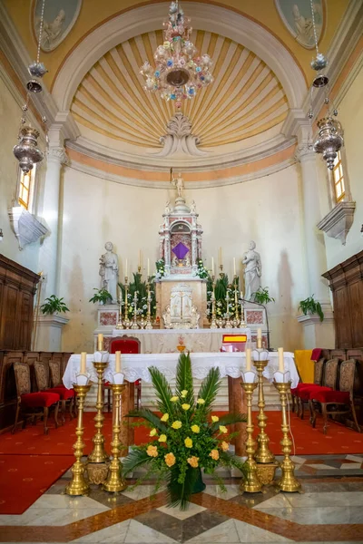 Milna, Kroatien - 1.04.2021: Interiör av historiska kyrkan i Milna på ön Brac, Dalmatien, Kroatien — Stockfoto