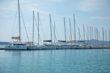 Trogir, Hırvatistan - 27.03.2021: Hırvatistan 'ın Trogir kentindeki liman ve marina suyundan görüntü