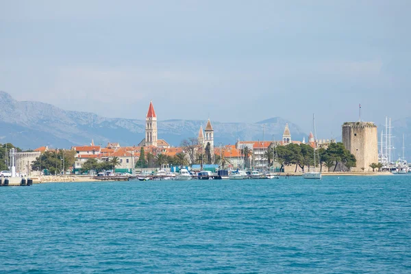 Trogir, Croazia - 27.03.2021: Veduta dall'acqua del porto e del porto turistico di Trogir, Croazia — Foto Stock