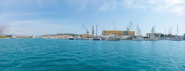 Trogir, Kroatien - 27.03.2021: Blick vom Wasser auf Hafen und Marina in Trogir, Kroatien — Stockfoto