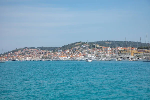 Trogir, Kroatië - 27.03.2021: Uitzicht vanaf het water van haven en jachthaven in Trogir, Kroatië — Stockfoto