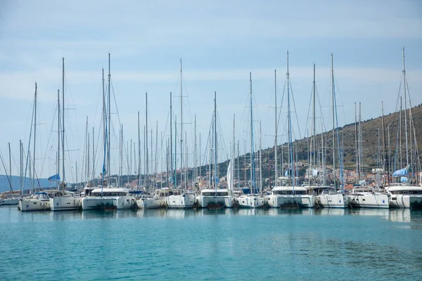 Trogir, Kroatien - 27.03.2021: Blick vom Wasser auf Hafen und Marina in Trogir, Kroatien — Stockfoto