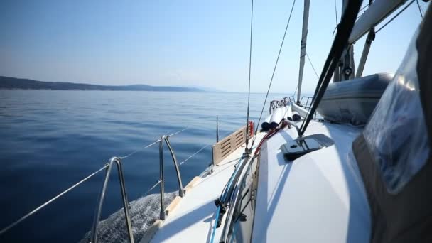 Парусная яхта класса люкс в море в солнечный день, Хорватия — стоковое видео