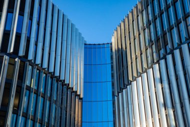 Prag, Çek Cumhuriyeti - 18.04.2021: Ortak modern apartmanlar, yüksek binalar. Modern Prag şehrinde alçak açılı gökdelenler