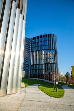 Prag, Çek Cumhuriyeti - 18.04.2021: Ortak modern apartmanlar, yüksek binalar. Modern Prag şehrinde alçak açılı gökdelenler