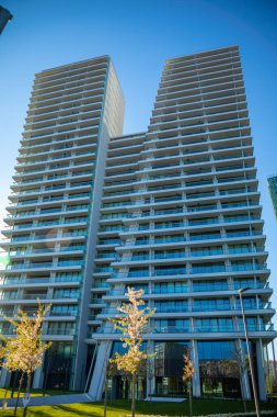 Prag, Çek Cumhuriyeti - 18.04.2021: Ortak modern apartmanlar, yüksek binalar. Modern Prag, V-Tower 'daki alçak açılı gökdelenler