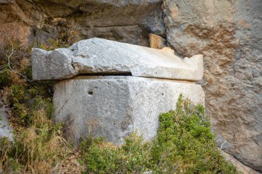 Antalya yakınlarındaki antik Termessos kentinde yıkılmış Yunan mezarları ve antik mezarları