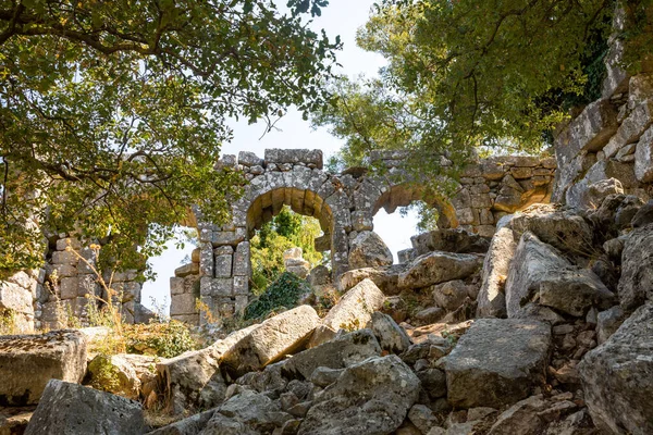 Türkiye 'nin Antalya kenti yakınlarında turist bulunmayan antik Termessos kentinin kalıntıları — Stok fotoğraf