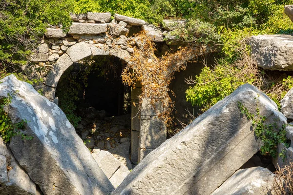 Türkiye 'nin Antalya kenti yakınlarında turist bulunmayan antik Termessos kentinin kalıntıları — Stok fotoğraf