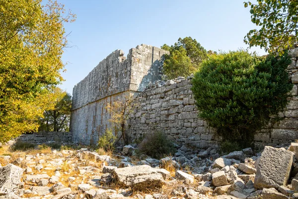 Türkiye 'nin Antalya kenti yakınlarında turist bulunmayan antik Termessos kentinin kalıntıları — Stok fotoğraf