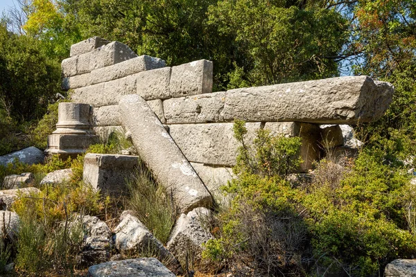 Türkiye 'nin Antalya kenti yakınlarında turist bulunmayan antik Termessos kentinin kalıntıları — Stok fotoğraf