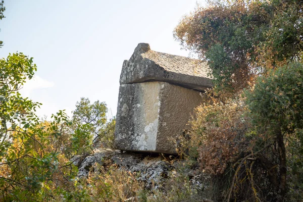 Túmulos gregos destruídos e enterros antigos na antiga cidade de Termessos, perto de Antalya, Turquia — Fotografia de Stock