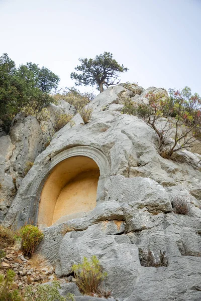 Sarcófago o tumbas rocosas en ruinas de la antigua ciudad de Termessos sin turistas cerca de Antalya, Turquía — Foto de Stock