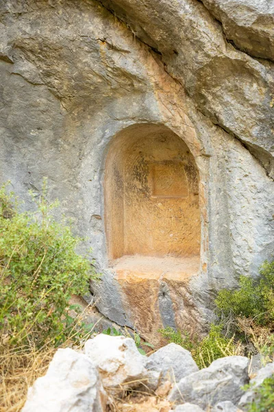 Саркофаг или каменные гробницы в руинах древнего города Термессос без туристов вблизи Анталии, Турция — стоковое фото