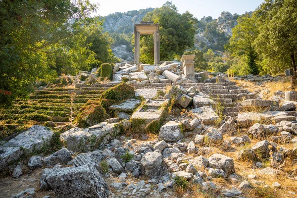 Türkiye 'nin Antalya kenti yakınlarında turist bulunmayan antik Termessos kentinin kalıntıları — Stok fotoğraf