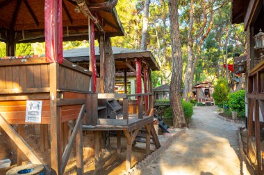 Antalya, Türkiye - 15.09.2020: Piknik ve dinlenme alanı olan bahçe restoranı, Türkiye 'nin Antalya kenti yakınlarındaki Hacisekililer' de geleneksel Türk kahvaltı yeri