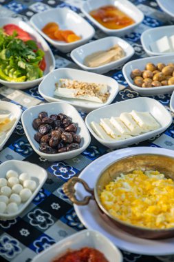 Zengin ve lezzetli Türk kahvaltısı masada.