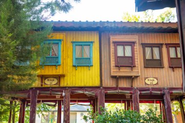 Antalya, Türkiye - 15.09.2020: Piknik ve dinlenme alanı olan bahçe restoranı, Türkiye 'nin Antalya kenti yakınlarındaki Hacisekililer' de geleneksel Türk kahvaltı yeri