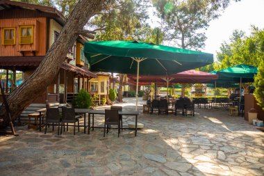 Antalya, Türkiye - 15.09.2020: Piknik ve dinlenme alanı olan bahçe restoranı, Türkiye 'nin Antalya kenti yakınlarındaki Hacisekililer' de geleneksel Türk kahvaltı yeri
