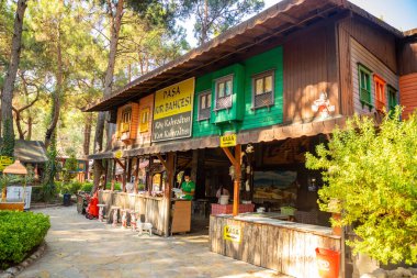 Antalya, Türkiye - 15.09.2020: Piknik ve dinlenme alanı olan bahçe restoranı, Türkiye 'nin Antalya kenti yakınlarındaki Hacisekililer' de geleneksel Türk kahvaltı yeri