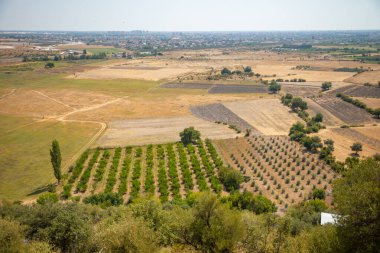 Türkiye 'nin Antalya kenti yakınlarındaki Karain Mağarası civarından muhteşem bir ova manzarası