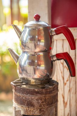 Chaydanlik ya da Caydanlik, restoranda çay pişirmek için Türk otantik çifte çaydanlığı.