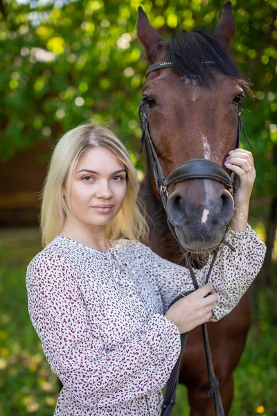 Una Joven Jinete Rubia Con Pelo Largo Vestido Posando Con — Foto de Stock