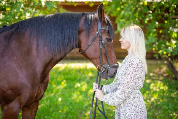 Ung Ryttare Kvinna Blond Med Långt Hår Klänning Poserar Med — Stockfoto