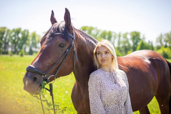 Una Joven Jinete Rubia Con Pelo Largo Vestido Posando Con — Foto de Stock