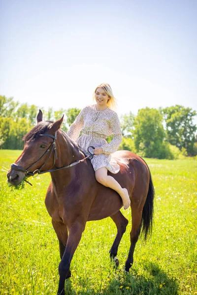 Una Joven Jinete Rubia Con Pelo Largo Vestido Posando Con — Foto de Stock