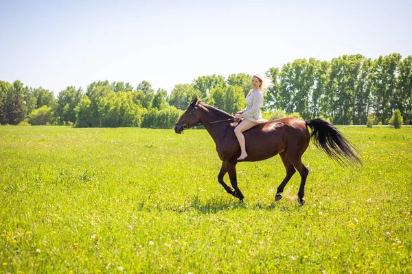 Młoda Kobieta Jeździec Blondynka Długimi Włosami Sukni Jazdy Galopu Brązowym — Zdjęcie stockowe