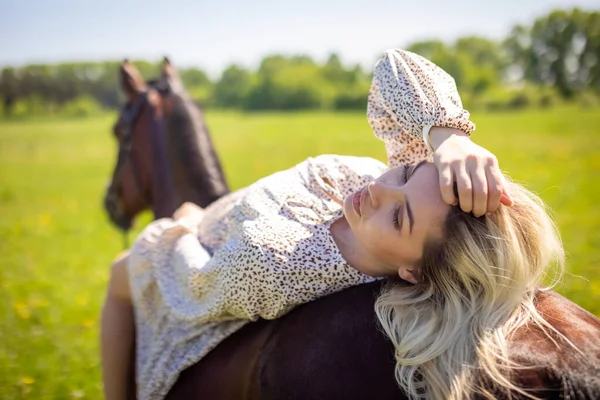 Una Joven Jinete Rubia Con Pelo Largo Vestido Posando Con — Foto de Stock