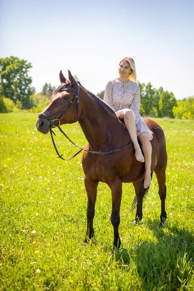 Ung Ryttare Kvinna Blond Med Långt Hår Klänning Poserar Med — Stockfoto