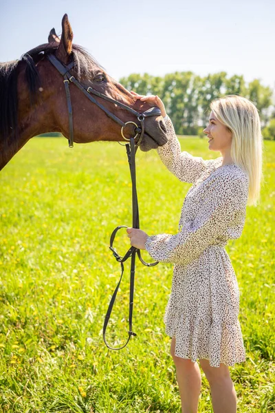 Ung Ryttare Kvinna Blond Med Långt Hår Klänning Poserar Med — Stockfoto